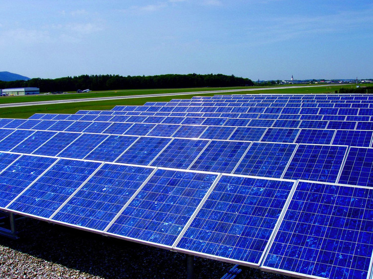 Mit dem Bau von großen Solarparks könnte es in der Steiermark schwierig werden. - © Sharp
