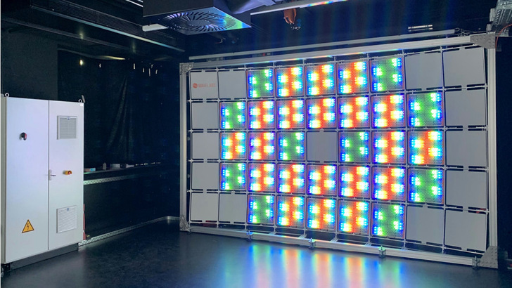 Der neue Sonnensimulator deckt mit 18.400 LED Wellenlängenbereiche von 320 bis 1.650 Nanometer ab.