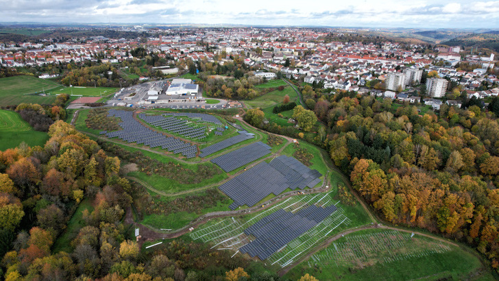 Der Solarpark auf der alten Deponie für Hausmüll.