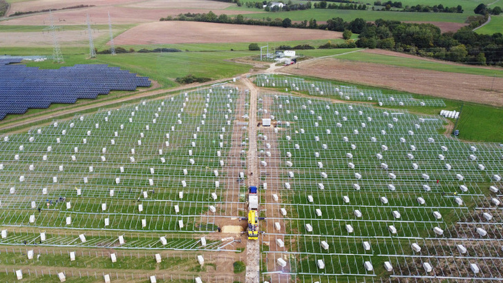 Das Solarfeld von Halsdorf im Bau. - © Sens/Iqony
