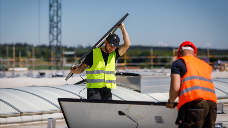 Die Montage von Solaranlagen auf Flachdächern ist trickreich. Damit die Dachhaut und die Dämmung heil bleiben, muss der Planer und Handwerker einiges beachten. - © Benz und Heinig Fotografen
