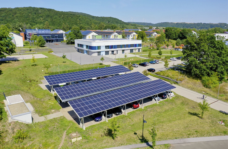 Die Förderung von solaren Parkplatzüberdachungen kann die Marktentwicklung der Technologie unterstützen. Dann leistet sie perspektivisch einen Beitrag zur Energiewende ohne zusätzlichen Flächenverbrauch. - © Foto: IBC Solar
