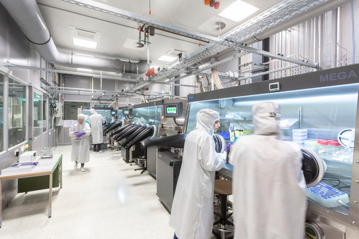 Am Zelldesign von Perowskit-Silicium-Tandemsolarzellen und damit verknüpfte Fertigungsprozesse wird intensiv geforscht.