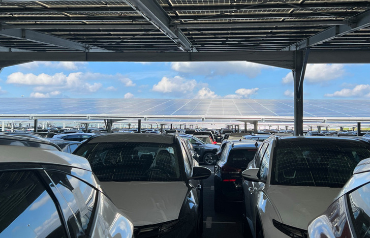 Damit die teure Ware nicht ungeschützt Wind und Wetter ausgesetzt ist, stehen die Autos auf dem Parkplatz von Mosolf in Rackwitz Zukunft unter einem Solardach von WI Energy. - © WI Enregy
