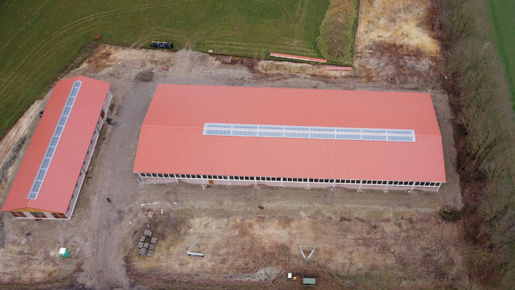 Dieses Dach wird mit Photovoltaik belegt.