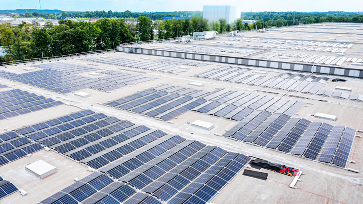 Insgesamt 14 Fußballfelder werden in Marl mit Solarmodulen belegt. - © Goodman
