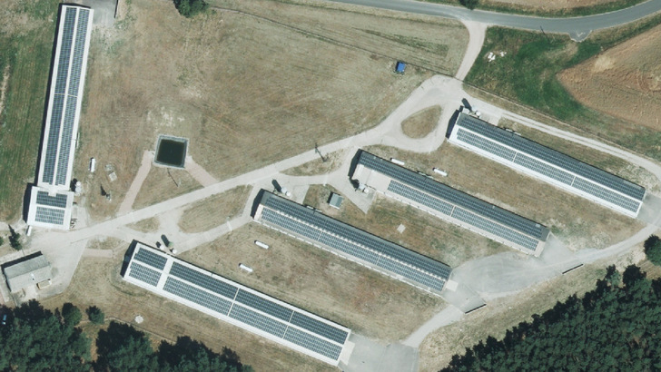 Die Solardächer gehören einem landwirtschaftlichen Betrieb,