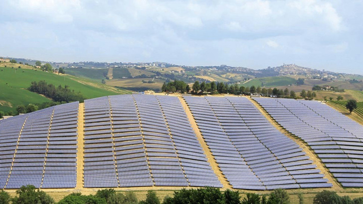 Solarpark von Envalue auf dem Monte San Pietrangeli in Italien.