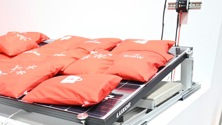 Die lückenlose Kontrolle der Schneelast ermöglicht den Bau von Solaranlagen auch auf Dächern mit geringer Lastreserve.