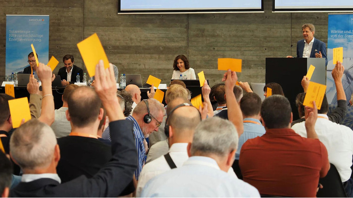 Rege Beteiligung beim Treffen des Schweizer Solarverbands in Biel. - © Swissolar
