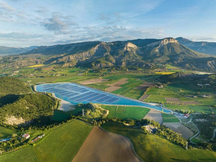 50.000 Solarmodule mit einer Leistung von rund 20 Megawatt schwimmen nun auf dem Stausee. - © EDF, Rémi Flament
