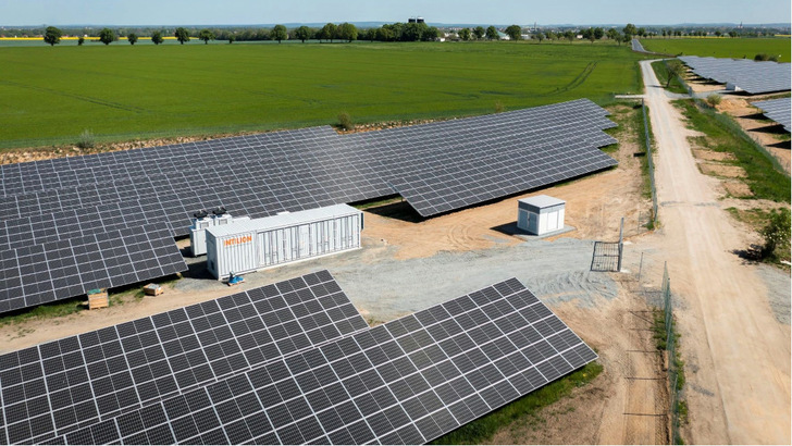 Die Kombi wird künftig mehr zu sehen sein: Ein Speicher erhöht die Verfügbarkeit des Solarparks und stabilisiert so gleichzeitig das Netz. - © Leipziger Gruppe
