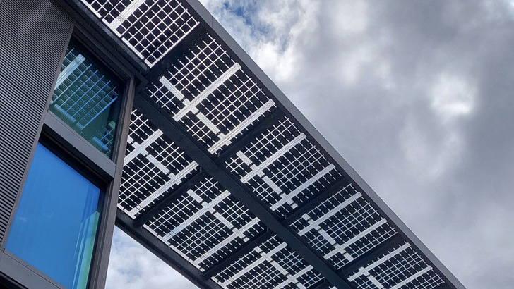 Semitransparentes Solardach vom Green Curve Berlin in Adlershof.