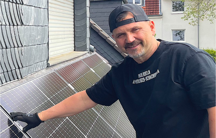 Beim Bau von Solaranlagen sollte der Dachdecker nicht fehlen. Viele übernehmen inzwischen auch die Montage der Generatoren – in Kooperation mit dem Elektrohandwerk. - © ZVDH
