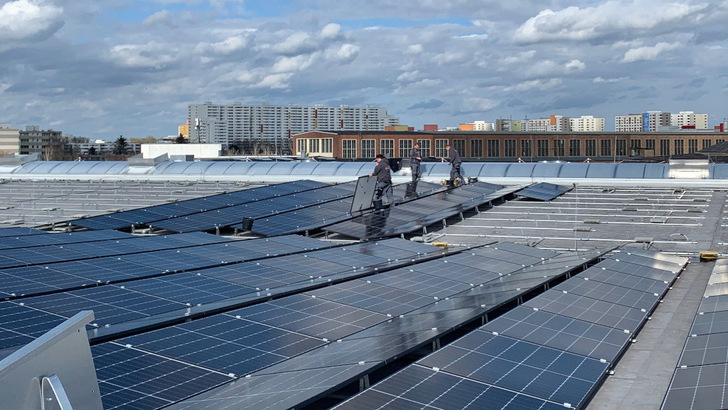 Das große Solarprojekt in Berlin wird derzeit aufgebaut. - © Sandmeyer GmbH
