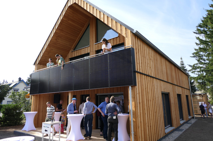 Besucher konnten das solare Wasserstoffhaus in Schöneiche bei Berlin aus nächster Nähe betrachten. - © Niels H. Petersen
