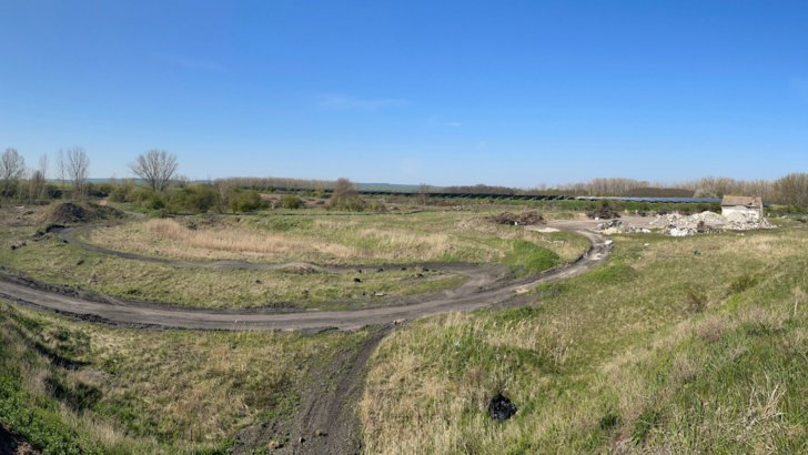 Die frühere Aschehalde eines Kohlekraftwerks wird mit Photovoltaik veredelt. Der Solarpark Egeln südlich von Magdeburg wird 4,2 Megawatt leisten. Er bedeckt rund fünf Hektar. - © Privates Institut
