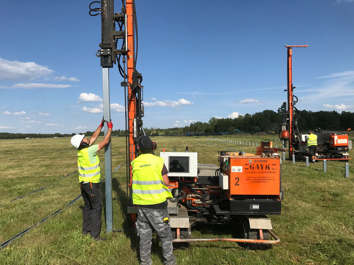 Der Solarpark in Mecklenburg-Vorpommern in der Nähe des Flugplatzes Müritz wird um einen Großspeicher ergänzt.