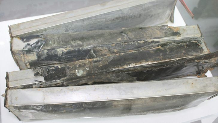 Am KIT in Karlsruhe wurden Lithiumzellen gezielt Brandtests unterworfen, um ihre Sicherheit zu verbessern. Nicht alle Zellen haben den Test sicher überstanden.