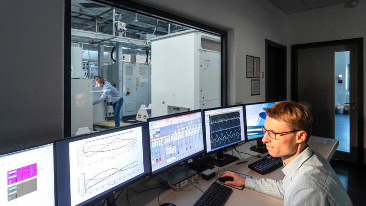 Am Prüfstand im Multi-Megawatt-Labor führen die Forscher:innen des Fraunhofer ISE die Impedanzspektroskopie an Wechselrichtern durch. - © Dirk Mahler
