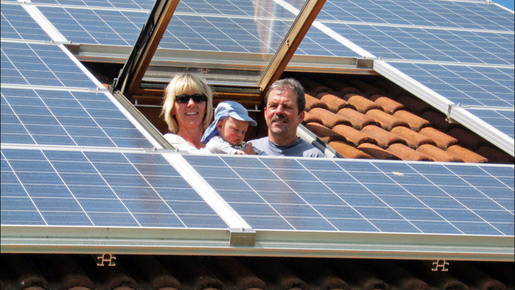 Betreiber von Solaranlagen müssen unter bestimmten Voraussetzungen keine Einkommenssteuer mehr auf die Gewinne aus der Anlage zahlen. - © Grammer Solar/R. Ettl
