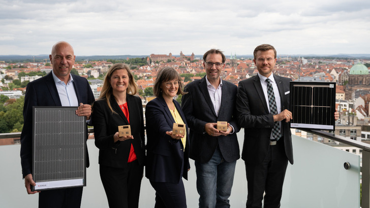 Maik Render, Vorstandssprecher von N-Ergie, Vertriebsleiterun Sylwia Skrzeszewska, Britta Walthelm, Referentin für Umwelt und Gesundheit der Stadt Nürnberg), Daniel Ulrich, Bau- und Planungsreferent der Stadt Nürnberg und Oberbürgermeister Marcus König (v.l.n.r.) haben den Ausbauplan vorgestellt. - © N-Ergie/Silke Weiß
