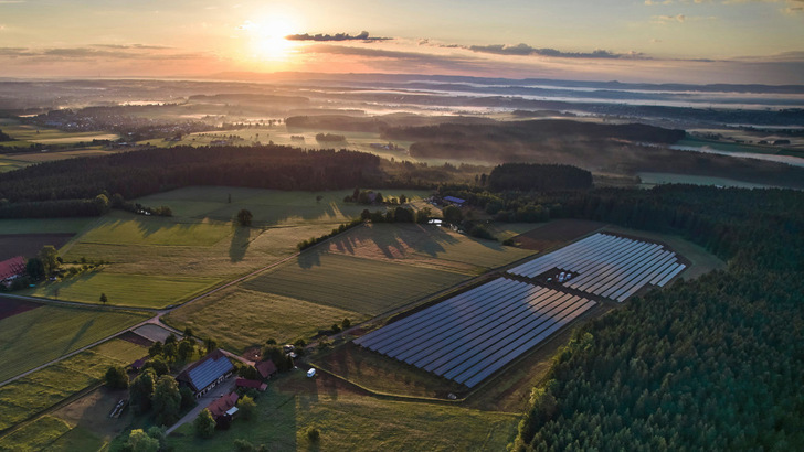 Immer mehr Solarparks werden in Zukunft mit Speichern ausgerüstet – so zumindest ist es der Plan bei Baywa r.e.. - © Enno Kapitza
