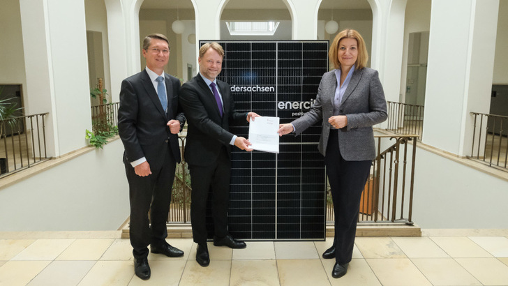 Die Vorstandsvorsitzende von Enercity, Susanna Zapreva (rechts im Bild) und der niedersächsische Finanzminister Gerald Heere (Mitte) haben den Vertrag zum Bau der Solaranlagen unterzeichnet. - © Tim Schaarschmidt

