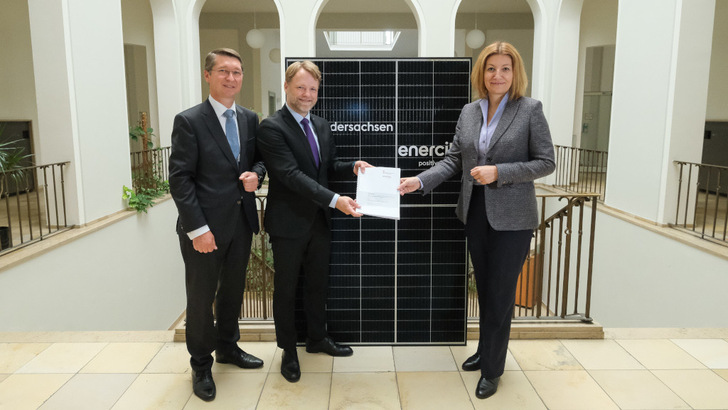 Die Vorstandsvorsitzende von Enercity, Susanna Zapreva (rechts im Bild) und der niedersächsische Finanzminister Gerald Heere (Mitte) haben den Vertrag zum Bau der Solaranlagen unterzeichnet.