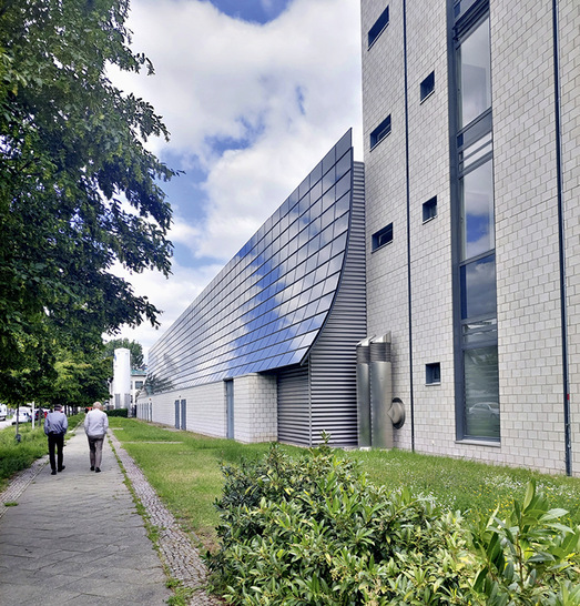 Geschwungene CIS-Fassade am Ferdinand-Braun-­Institut in Adlershof. - © Foto: Felix Weise
