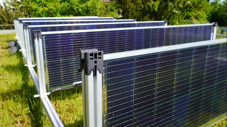 Solyco stellt bifaciale Module vertikal aufs Dach – hier auf der Firmenzentrale von Optigrün. - © Solyco Solar
