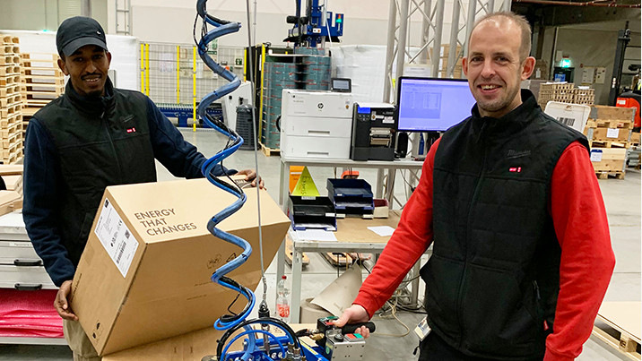 Die Mitarbeiter sparen Energie und steuern die Wärme der Kleidung selbst mit einer App.