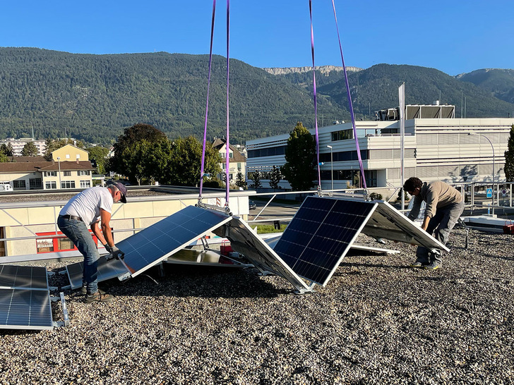 Die Solarbox wird auseinandergeklappt und anschließend mit den bereits platzierten Systemen verbunden. - © Smartvolt
