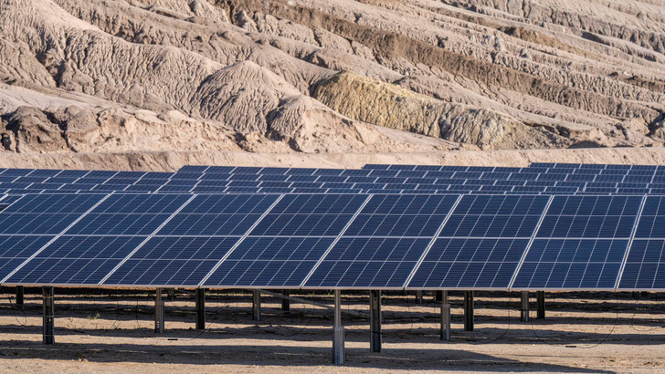 Der neue Solarpark im früheren Tagebau Hambach wird bis Jahresende 2023 fertiggestellt. - © RWE

