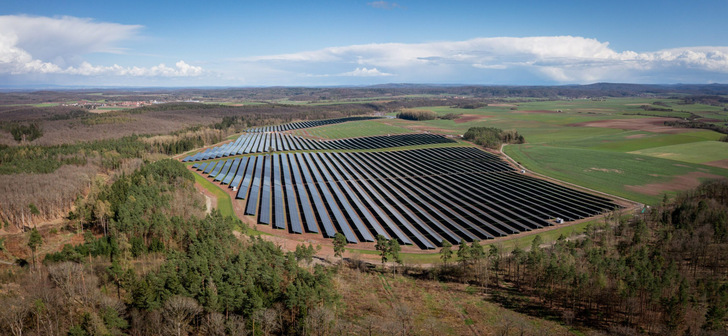 Letzte Bauarbeiten: In wenigen Wochen geht der Solarpark Bundorf ans Netz. - © Egis eG
