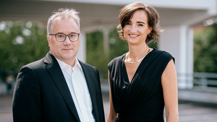 Thomas Augat-Kaiser und Aurélie Alemany gehören zur Geschäftsführung der Senec-GmbH. - © Senec
