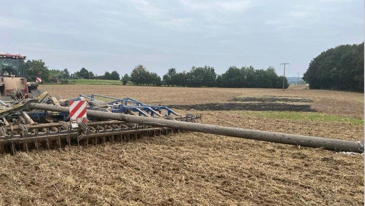 Mit dem Strommast kollidiert: Der Landwirt hat richtig gehandelt und ist im Traktor sitzen geblieben. - © Wemag Netz/Nico Eidmann
