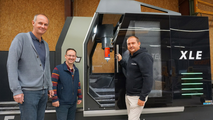 Geschäftsführer Frank Mauderer und Gennaro Teta mit Produktionschef Sergej Stein (v.l.n.r.) vor dem neuen Bearbeitungszentrum. - © Mauderer
