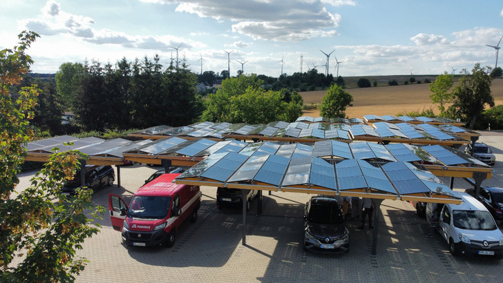 Um auch die solare Überdachung von bestehenden Parkplätzen anzureizen, helfen Förderungen sehr gut weiter. - © Sopago
