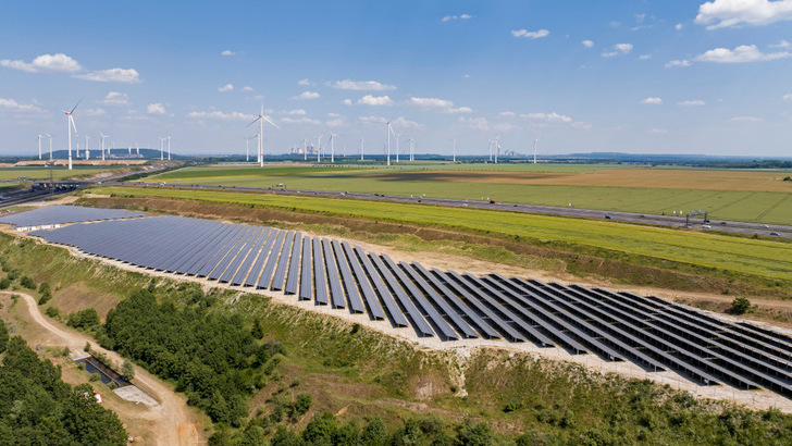 Wie der bereits bestehende Solarpark in Jackerath hat RWE auch die beiden neuen Anlagen mit Speichern kombiniert.