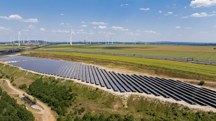 Wie der bereits bestehende Solarpark in Jackerath hat RWE auch die beiden neuen Anlagen mit Speichern kombiniert. - © RWE
