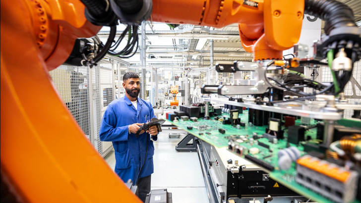Auch in der neuen Elektronikfertigung setzt SMA auf Robotertechnik. - © SMA/Heiko Meyer
