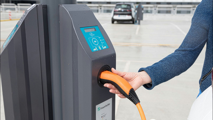 Bisher dienen Elektroautos bestenfalls als flexible Last. Doch mit dem bidirektionalen Laden können Unternehmen diese aktiv ins Energiesystem einbinden. - © Fraunhofer IPA/Rainer Benz
