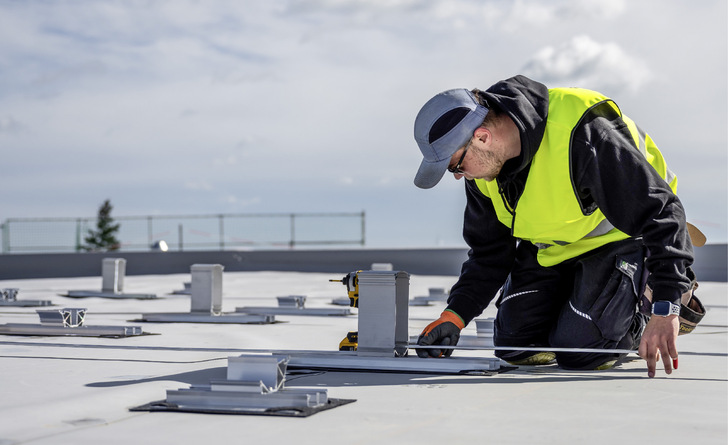 Beim Bau und beim Betrieb von Solaranlagen auf Flachdächern müssen die Handwerker darauf achten, dass die Dämmung nicht zu weit eingedrückt wird. - © Foto: Ernst Schweizer AG
