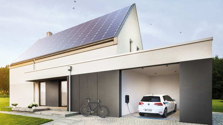 Ein Eigenheim mit Solaranlagen und Ladestation für das Elektroauto.