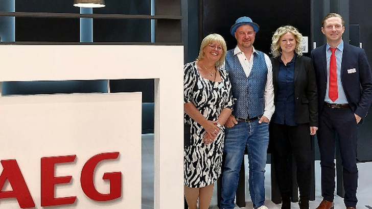 Nadja Steininger (Solar Solutions AG), Joerg Klöcker und Margarete Klöcker von Sunix Solarsysteme und Conny Axel Hulverscheidt (CTO Solar Solutions) besiegelten eine Partnerschaft.