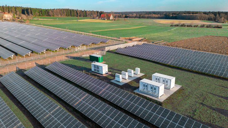 Batteriespeicher und Solarpark im baden-württembergischen Villingen-Schwenningen. - © Baywa r.e.
