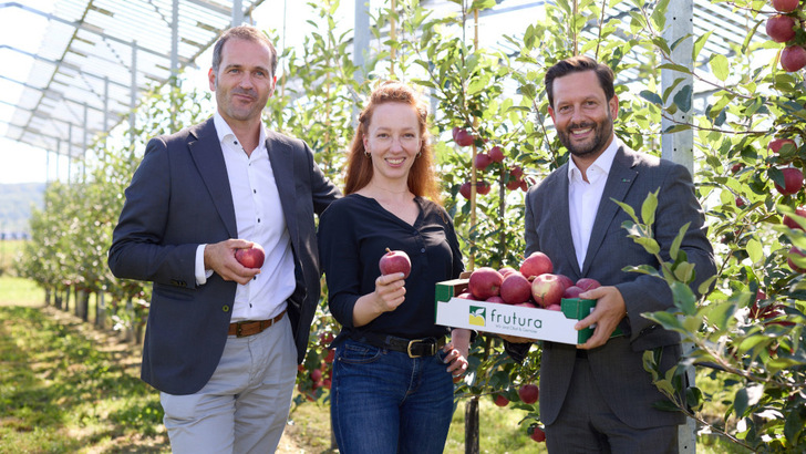 Sie sind mit der ersten Apfelernte unter der neuen Agri-PV-Anlage zufrieden: RWA Solar Solutions Geschäftsführer Klemens Neubauer, RWA Solar Solutions Projektmanagerin Sophia Melcher und RWA-Vorstandsdirektor Christoph Metzker (v.l.n.r.).