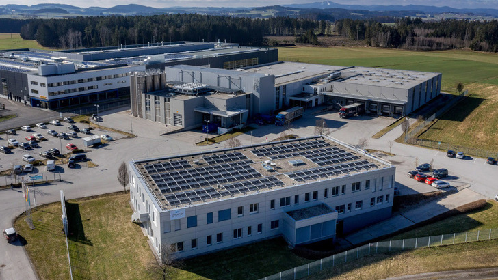 Zu den acht neuen Solaranlagen gehört auch der Generator auf dem Dach von Geriner Bio-One in Rainbach. - © Martin Pröll

