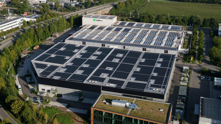 Mit den 1,3 Megawatt Photovoltaik produziert Baywa r.e. mehr als im neuen Logistik- und Bürogebäude gebraucht wird.